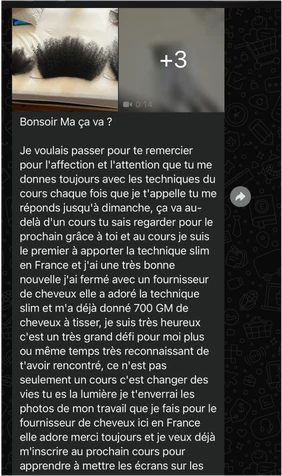 Conversa no WhatsApp, em francês: diz que o curso muda vidas e que já quer se inscrever no próximo